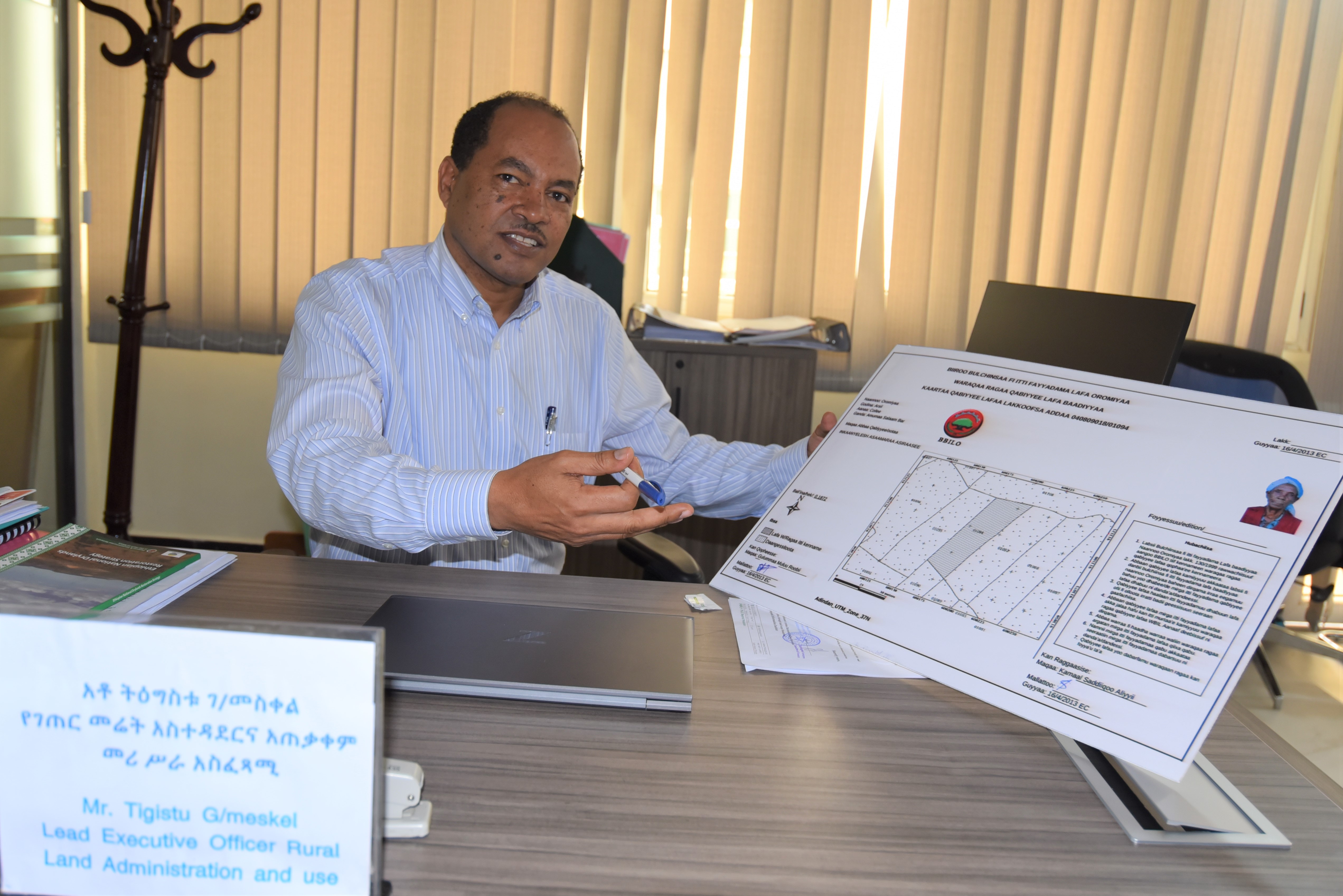 Mr.  Tigisut G/Meskel,  the Rural Land Administration and Use  directorate  explains  contents of a sample land certification  from gender prespective. (Photo: UN Women/Fikerte Abebe)