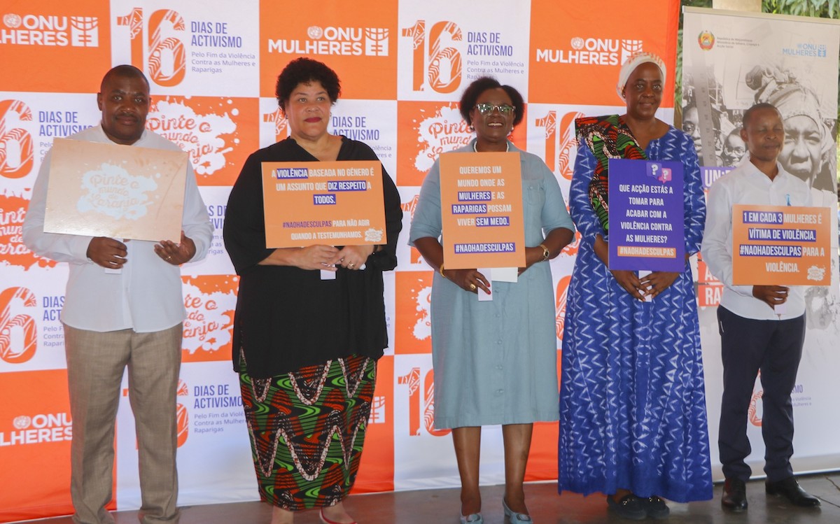 Representatives of the government of Mozambique and the United Nations showing placards with messages against domestic violence. From left to right: Eng. Vicente Joaquim, Secretary of State for Maputo City, Dr. Nyeleti Brooke Mondlane, Minister of Gender, Children and Social Action, Minister of Education and Human Development, Dr. Carmelita Namashulua, Dr. Catherine Sozi, United Nations Resident Coordinator in Mozambique and Dr. Zeferino Chioco, Councillor for Lhamankulo Municipal District (Credits: UN Women Mozambique) 