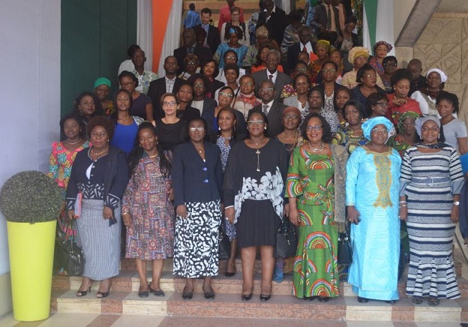 Photo de famille (ONU Femmes, Ministères, Membres du gouvernement et participants)