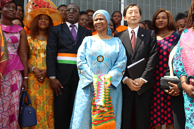 La Directrice exécutive d'ONU Femmes, Phumzile Mlambo-Ngcuka, a inauguré le Centre pour les femmes entrepreneurs avec Hiroshi Kawamura, ambassadeur du Japon en Côte d'Ivoire et d'autres invités. 