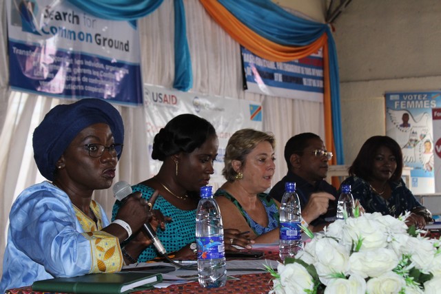 Panelistes du Café Genre. De gauche à droite: Mme Awa Seck Ndiaye, Mme Adèle Bazizane, Mme Catherine Bray, Mr Abdourahamane Diallo et Mme Nelly Mbangu. Photo : ONU Femmes RDC