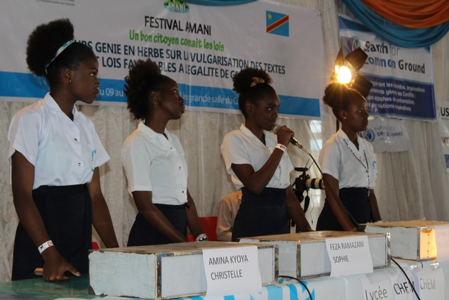 L’équipe du Lycée Chem Chem entrain de répondre aux questions. Photo : ONU Femmes RDC