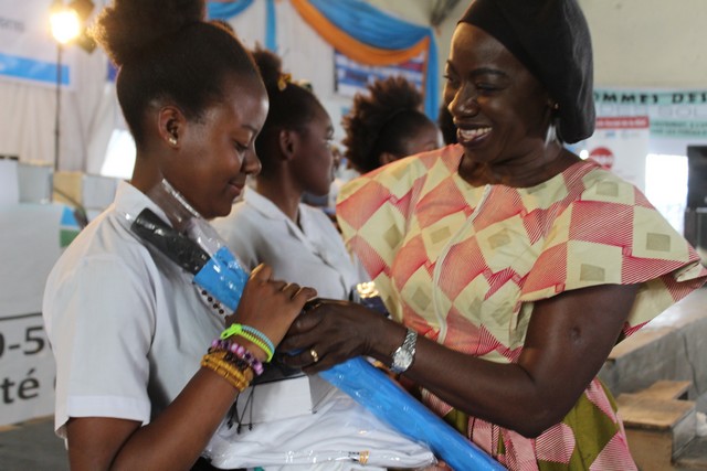 Remise de cadeaux à l’équipe gagnante par la Représentante d'ONU Femmes en RDC, Mme Awa Seck Ndiaye. Photo : ONU Femmes
