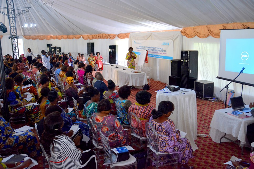 Session de formation des femmes au processus électoral.