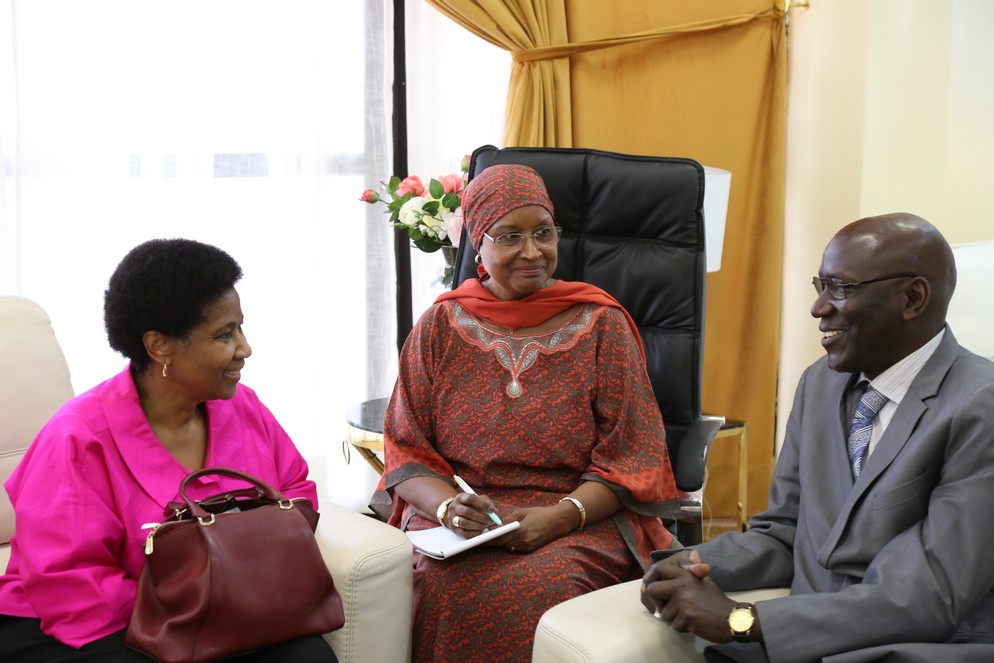 Phumzile Mlambo-Ngcuka, Directrice exécutive d'ONU Femmes, en compagnie du représentant du Ministère de la Femme de la Famille et du Genre du Sénégal, 