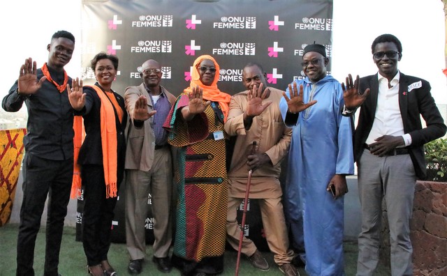Les représentants d’ONU Femmes Sénégal et les HeforShe durant le Gender Ataya organisé par les jeunes d’ONU Femmes Sénégal en collaboration avec Doyna