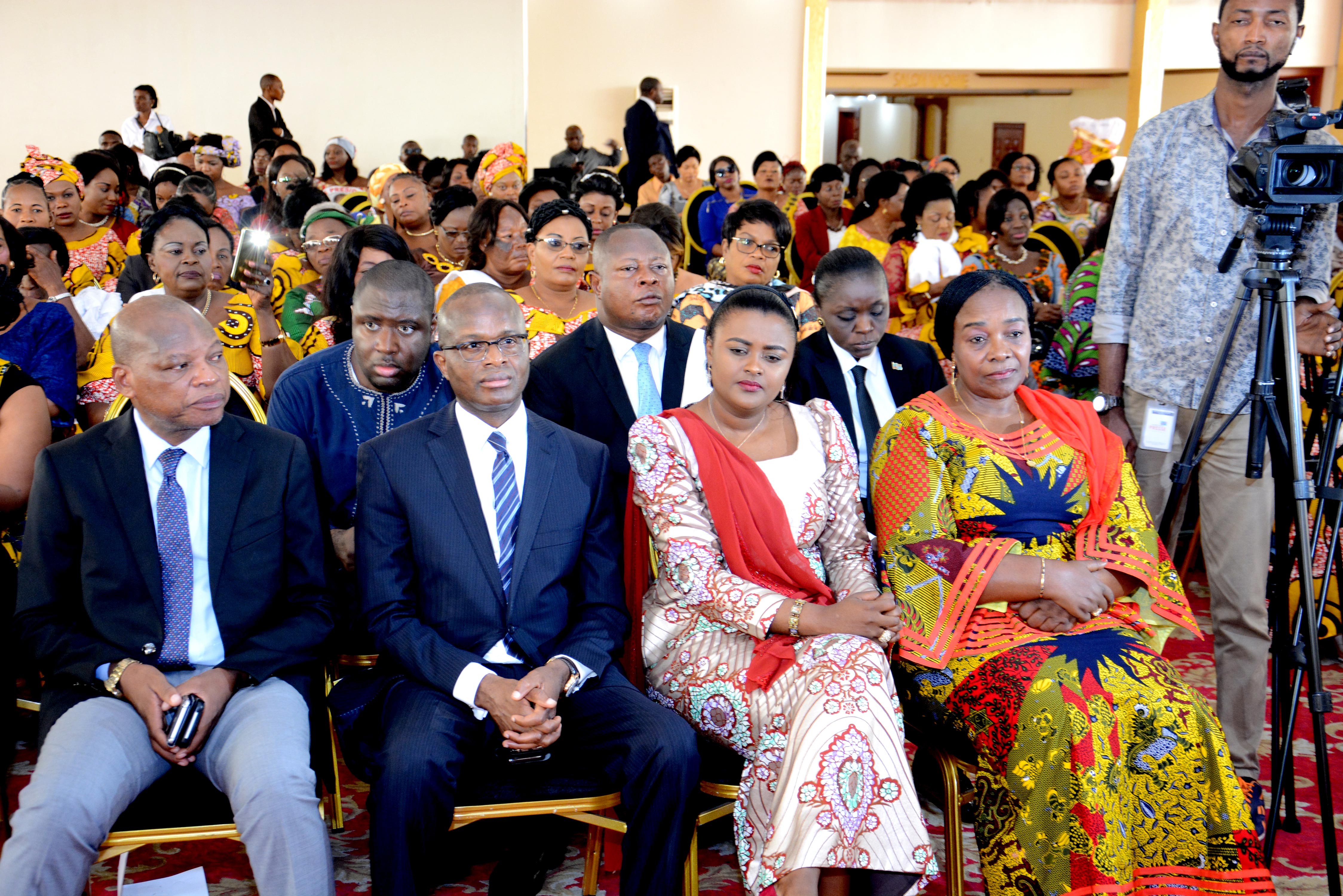 The members of the government and the Senat at the forefront of the guests.