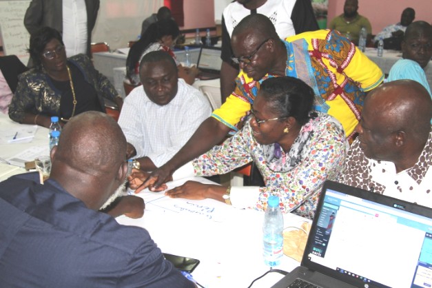 Des participants en plein exercice sur le Genre (décoder la notion de genre vs sexe). Crédit photo: Emmanuel NLEND E. Stagiaire Communication/ONUFEMMES Cameroun