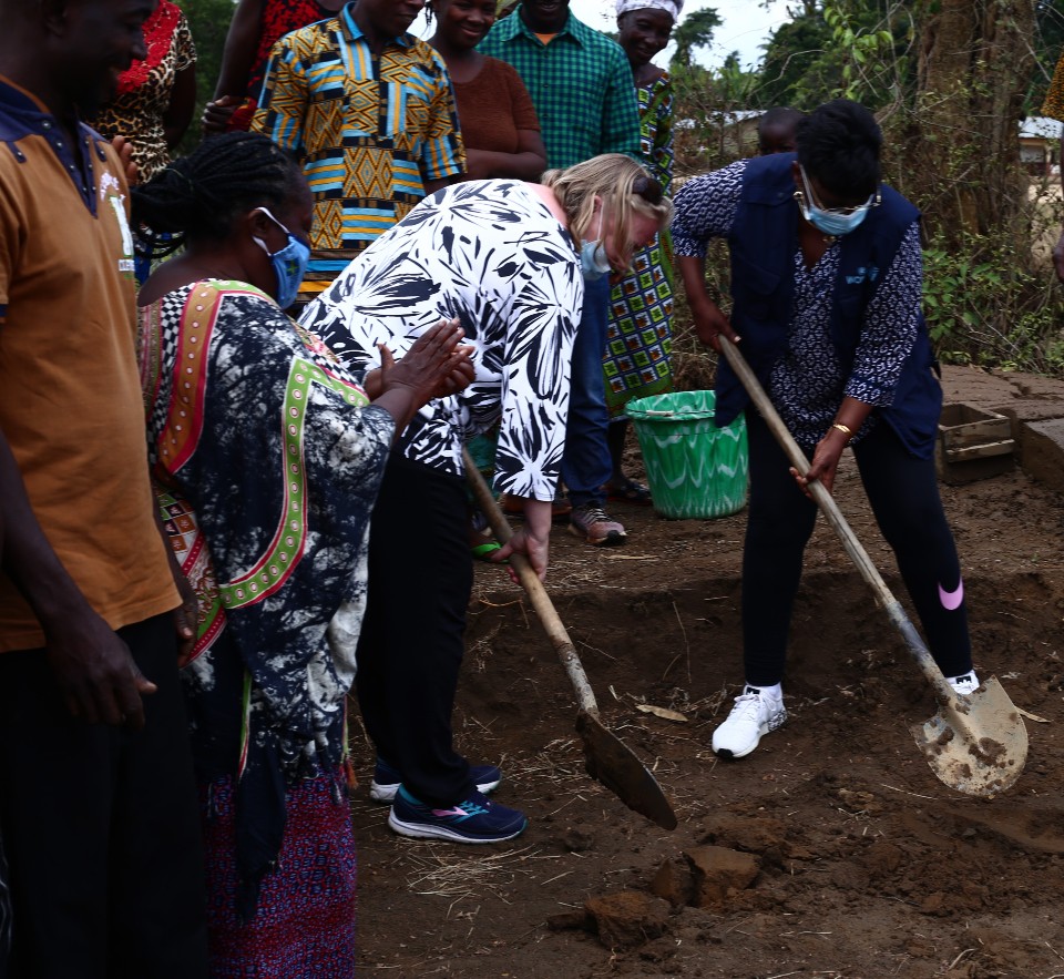 Kebber Monger leading a groundbreaking ceremony with her guests of the community grain reserve for rural women in Passama, in northern Liberia.