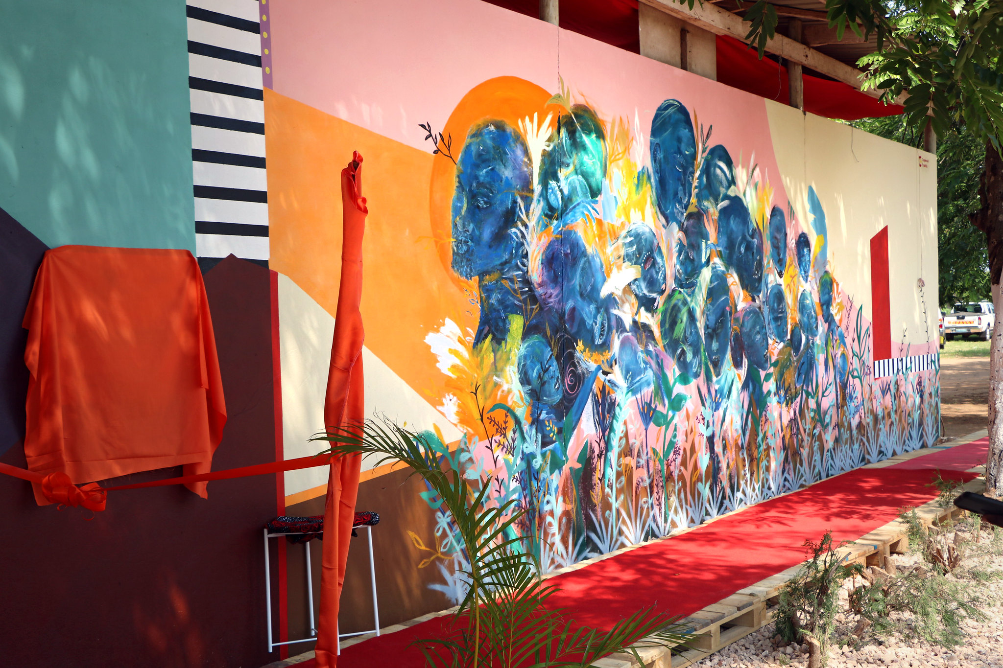 Mural painted by Mozambican artist Nalia Agostinho in partnership with the Superior Institute of Visual Arts and the cultural and social association.
