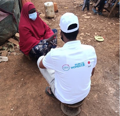 Nor Mohamed from the IFRAH Foundation interviewing Amina at her home in the Basma,arke IDP camp. (Photo: UN Women Somalia)