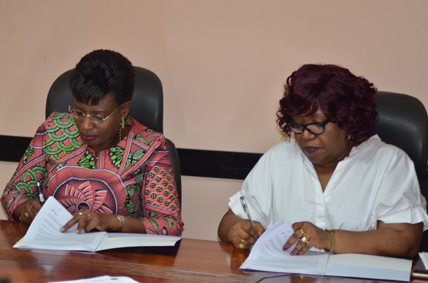 Former UN Women Liberia Country Representative, Marie Goreth Nizigama and Deputy Minister for Budget and Development Planning, Hon. Tanneh G. Brunson sign Letter of Agreement for support to Gender-responsive planning and budgeting initiatives. Photo credit - @Ministry of Finance media department - Liberia