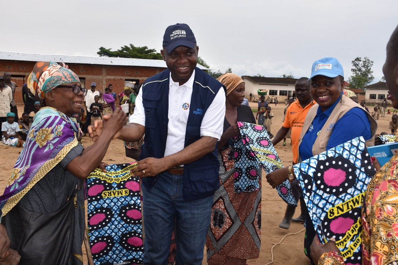 UN Women Regional Director for East and Southern Africa, Dr. Maxime Houinato distributing International Women’s Day Fabric to beneficiaries of UN Women’s Humanitarian project for victims of flood in Gatumba-Bujumbura