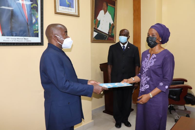 UN Women Liberia Country Representative, Ms. Comfort Lamptey presents her credentials to the Minister of Foreign Affairs, Ambassador Dee-Maxwell Saah Kemayah