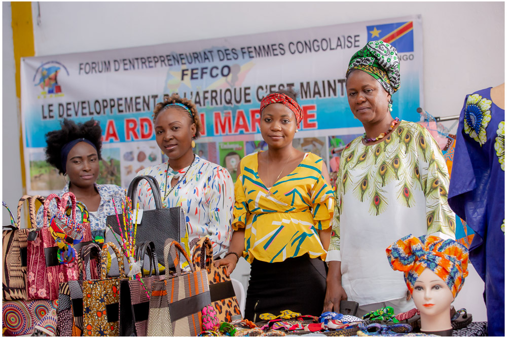 Des femmes entrepreneures présentent leur production lors du lancement des 365 jours d'activisme pour l'entrepreneuriat des femmes par le PADMPME et ONU Femmes en RDC. La stratégie de dissémination des lois favorables aux femmes et de plaidoyer collaboratif pour la révision des normes et pratiques non favorables est partie pour atteindre sa vitesse de croisière.