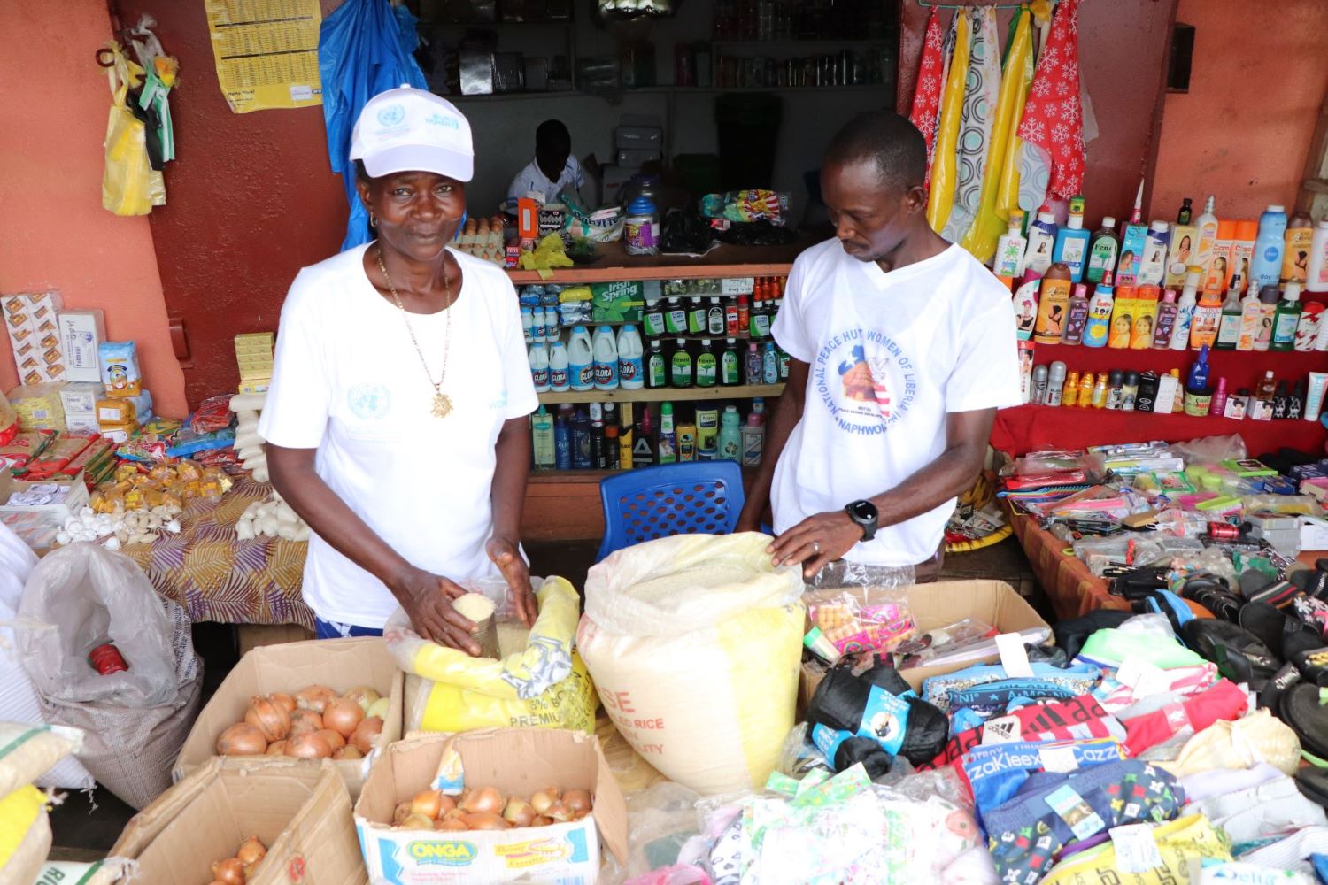 Jebbeh Sambola, Chairperson of the Bo Waterside Peace Hut (left) selling goods at the market in Grand Cape Mount County, Liberia. Photo caption @UN Women Liberia / Gloriah Ganyani
