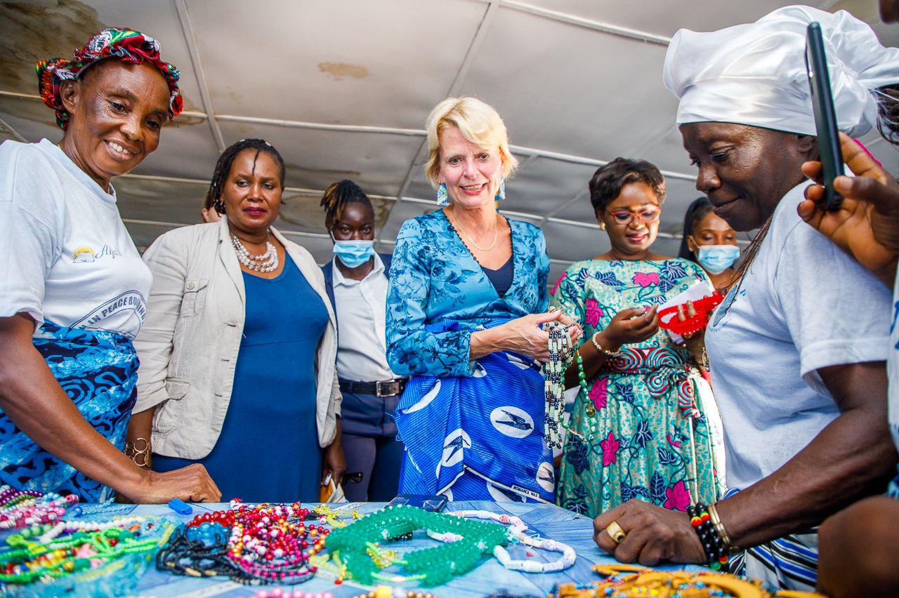 UN Women Deputy Executive Director, Asa Regner and UN Women Regional Director for West and Central Africa, Oulimata Sarr interacts with members of the Fish market women’s Peace hut in Liberia. Photo @UN Women/ Alioune Ndiaye