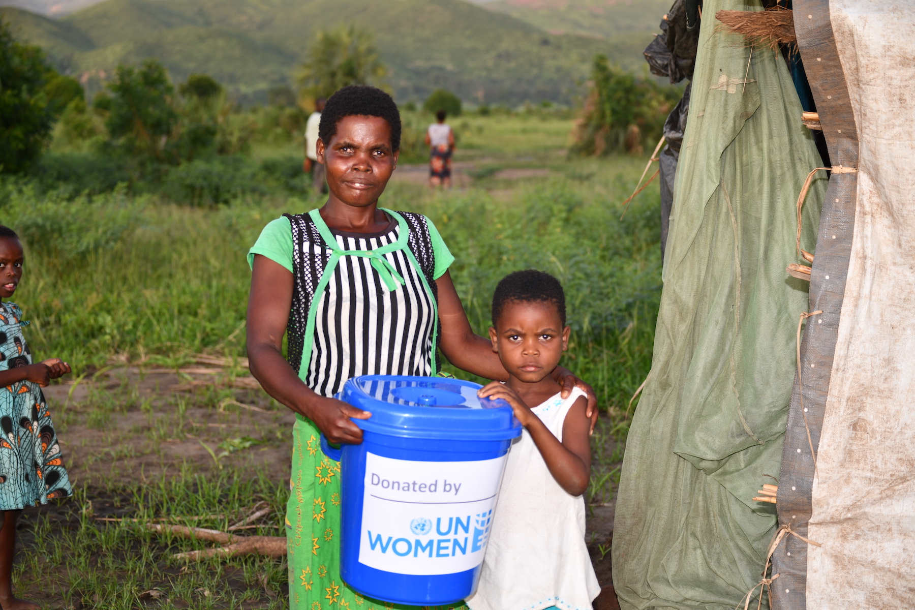 Alinafe Everson with her 5-year-old daughter, Lucia. Photo: UN Women Malawi 