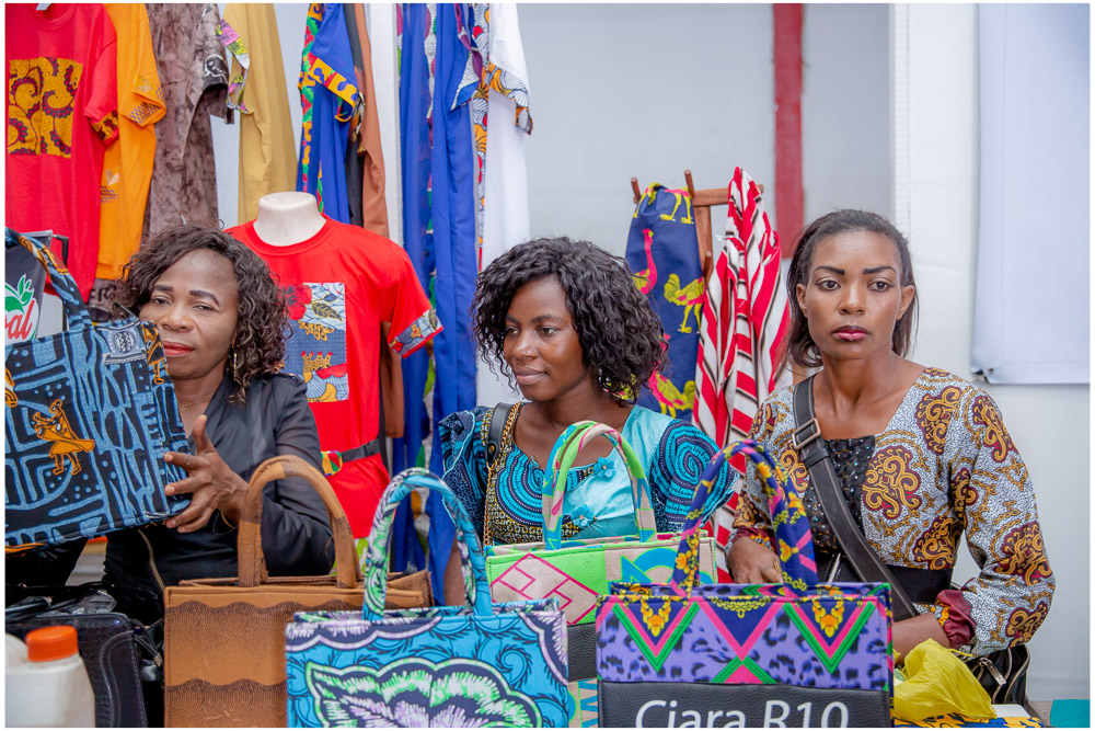 Des jeunes entrepreneures, fières de leurs produits à la Foire Internationale de Kinshasa. Photo © ONU Femme