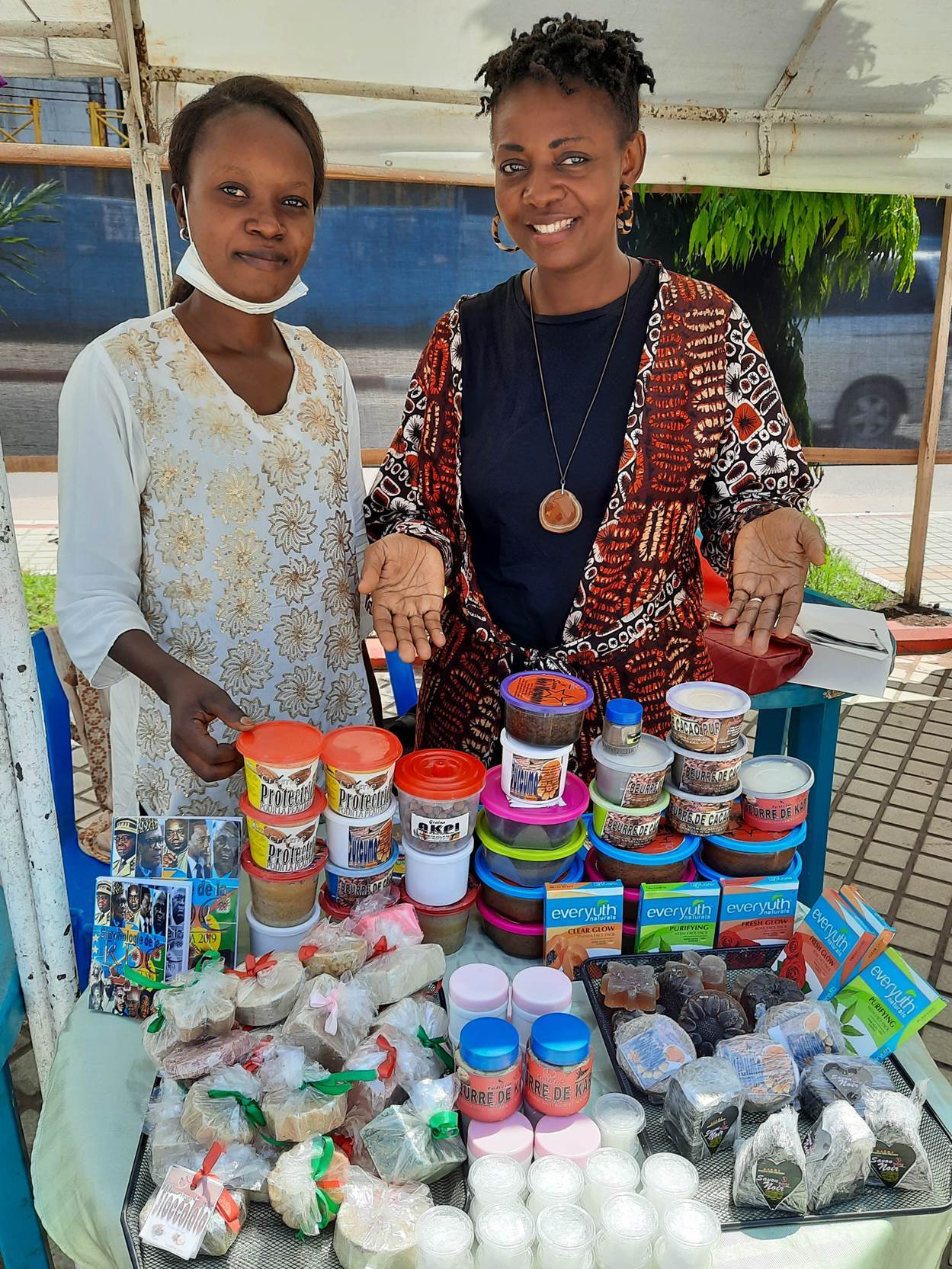 Des jeunes entrepreneures exposent les produits qu'elles fabriquent. Photo © ONU Femmes