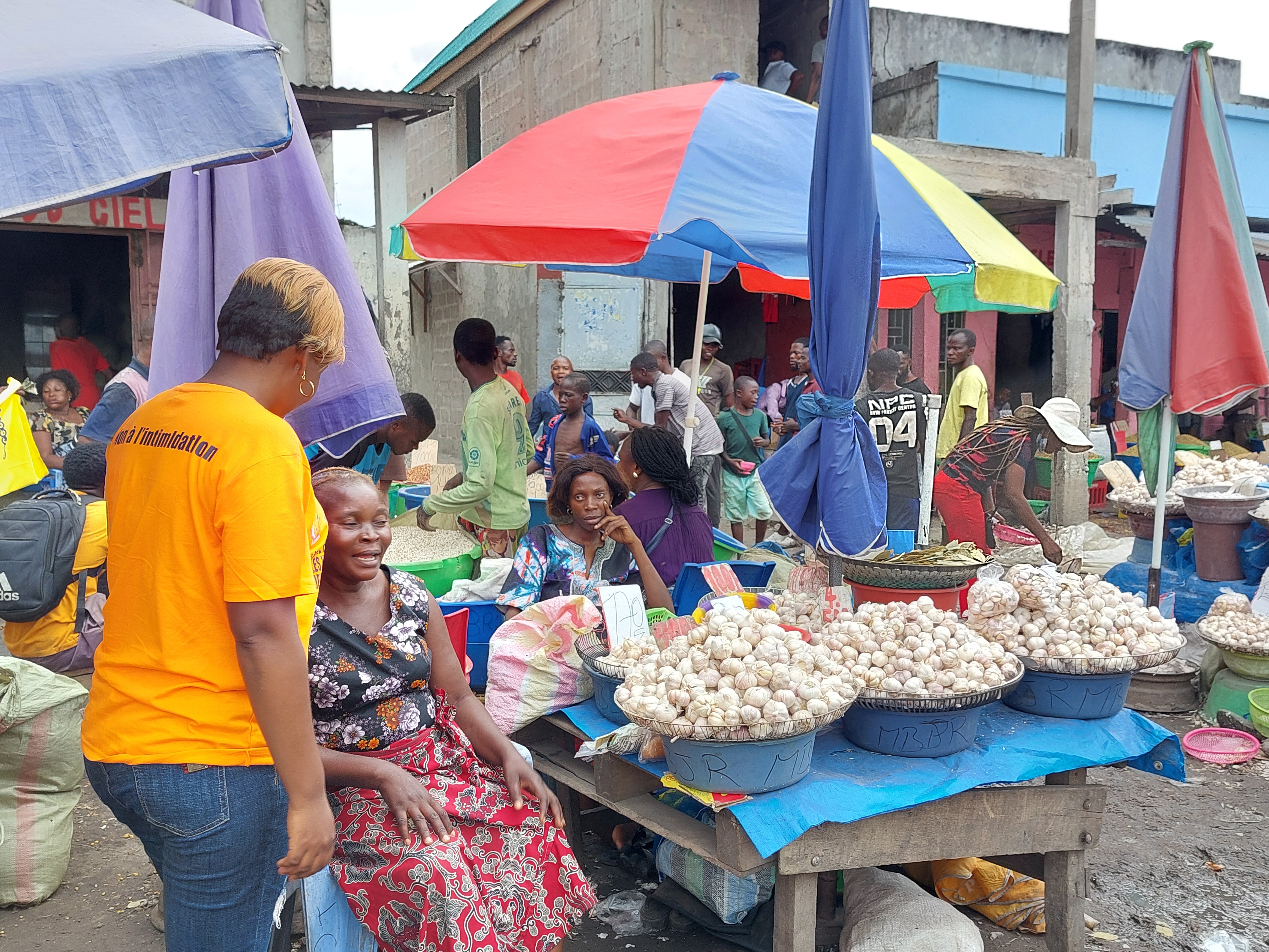 Des vendeuses, attentives à la sensibilisation sur les lois favorables à l'entrepreneuriat féminin  au marché de Zigida à Kinshasa. Photo © ONU Femmes/ Solange Nyamulisa