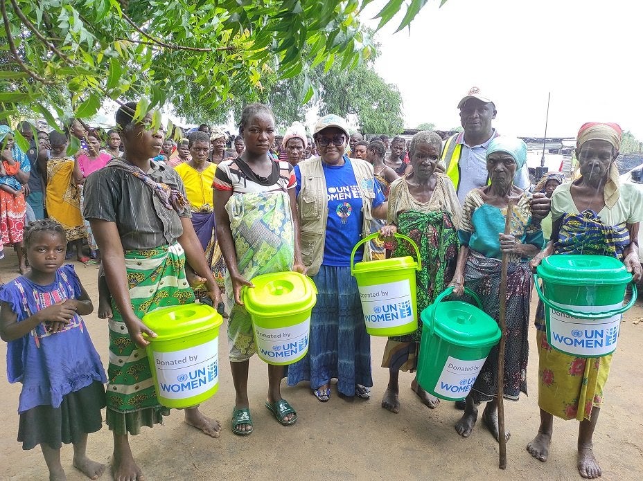 UN Women Representative donating non-food items to women in Kanseche. Photo: UN Women 