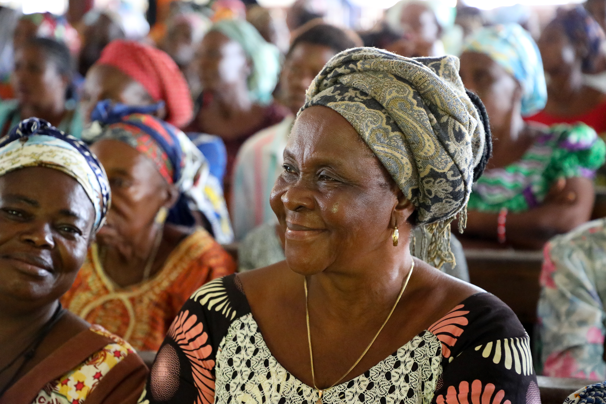 Les femmes entrepreneures à la sensibilisation à l'église St Marc de Kigansani. Photo © ONU Femmes/ Carlos Ngeleka