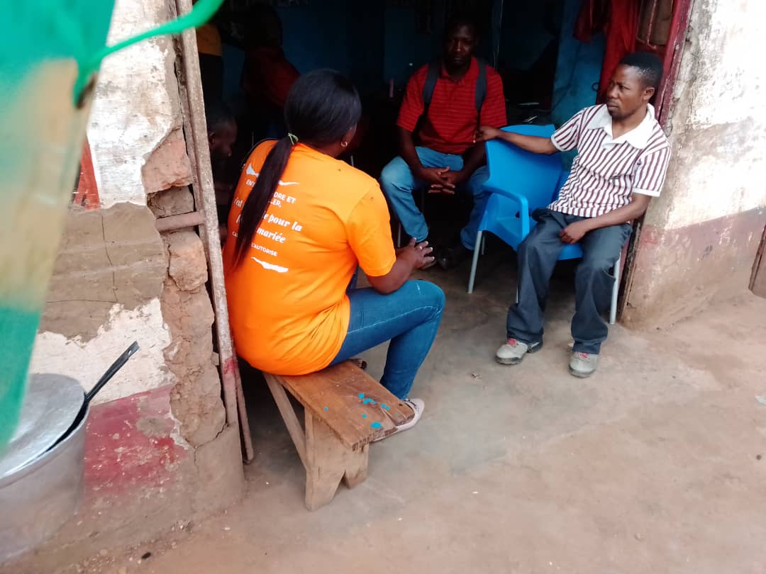 Sensibilisation communautaire dans un des marchés à Lubumbashi. Photo © ONU Femmes