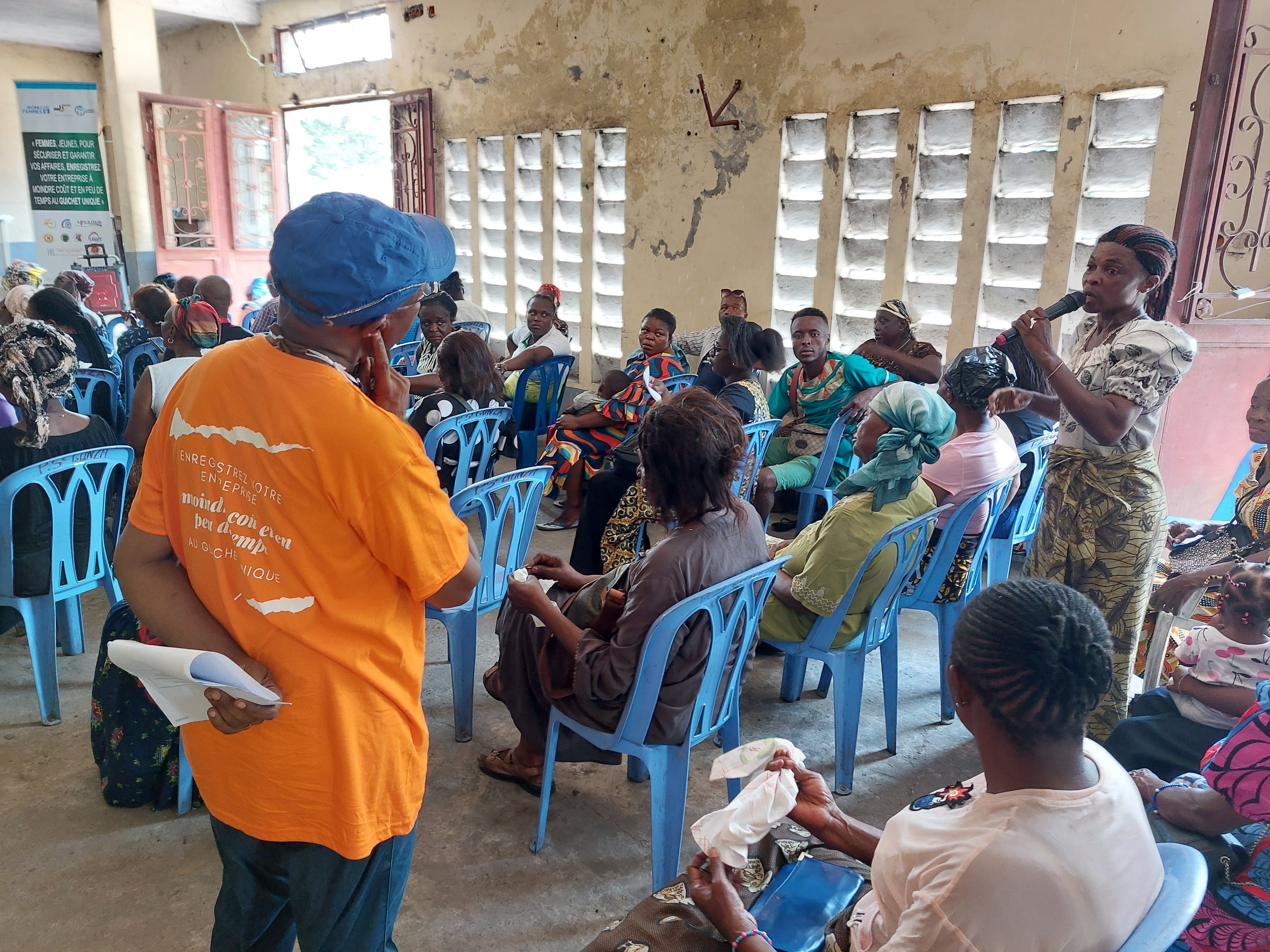 Sensibilisation sur les textes de lois favorables à l’entrepreneuriat féminin à l'église St Gonza à  Kingabwa. Photo © ONU Femmes/ Solange Nyamulisa