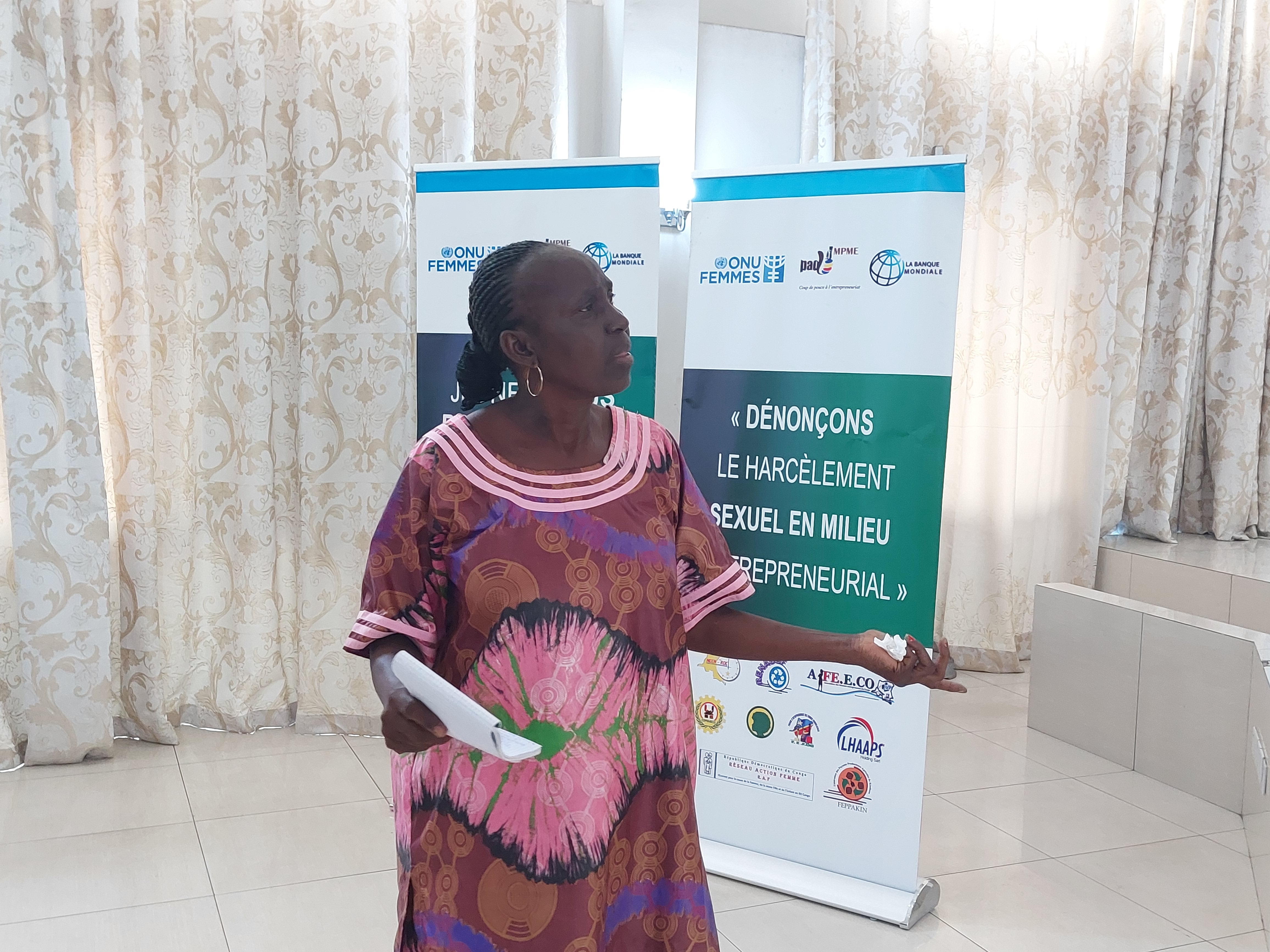 Une commerçante partage ses préoccupations avec les membres du panel lors de la journée de réflexion des femmes commerçantes de Kinshasa sur leur autonomisation. Photo © ONU Femmes/ Solange Nyamulisa
