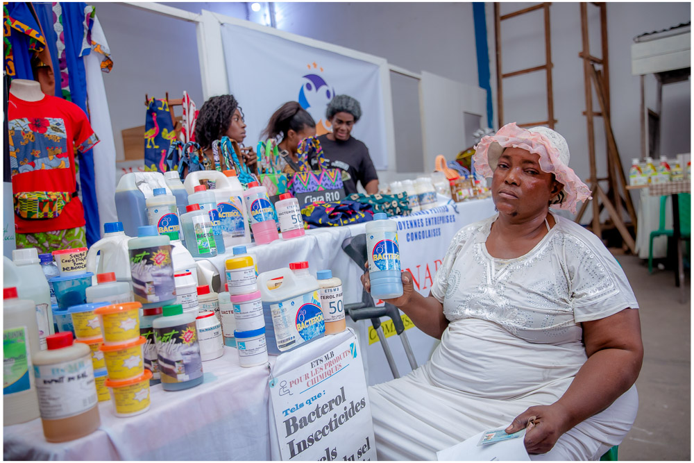 Une entrepreneure vivant avec handicap expose ses produits à la FIKIN. Photo © ONU Femmes