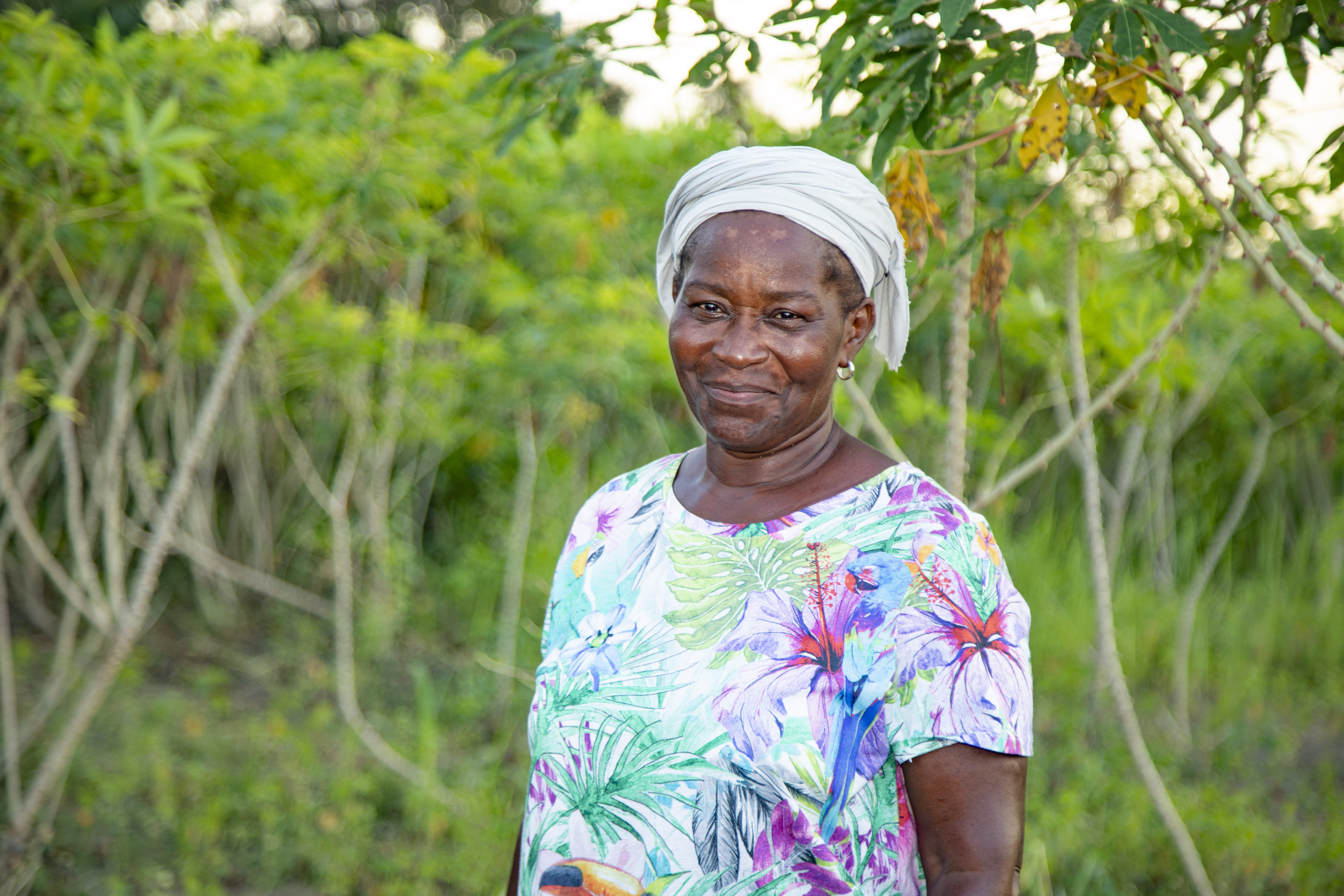 Brouz Jeannette Coffi dans son champ de manioc à Toumodi