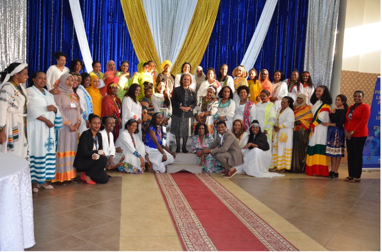 H.E. President Sahle-Work Zewde, H.E Ergoge Tesfaye, Ms. Awa Ndiaye Seck and Haile Gebresilassie; guest of honour  with the trainers, graduating women leaders, and other participants. (Photo: UN Women/Fikerte Abebe)