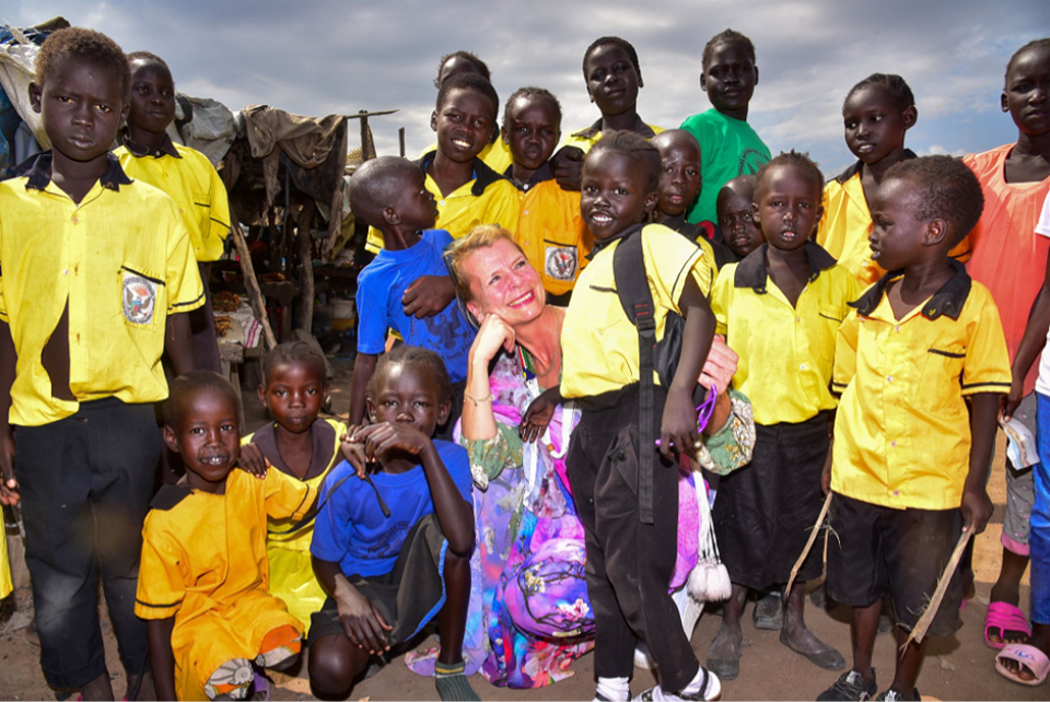 Ms Regnér interacts with children at the Mangateen IDP Camp in Juba 