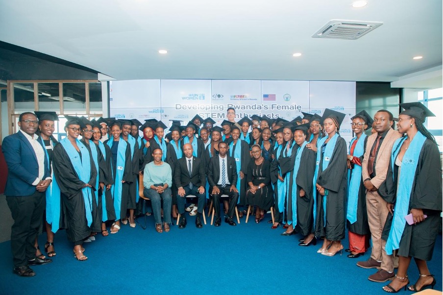 Group photo of the graduands and delegates. (Photo: Igire Rwanda)