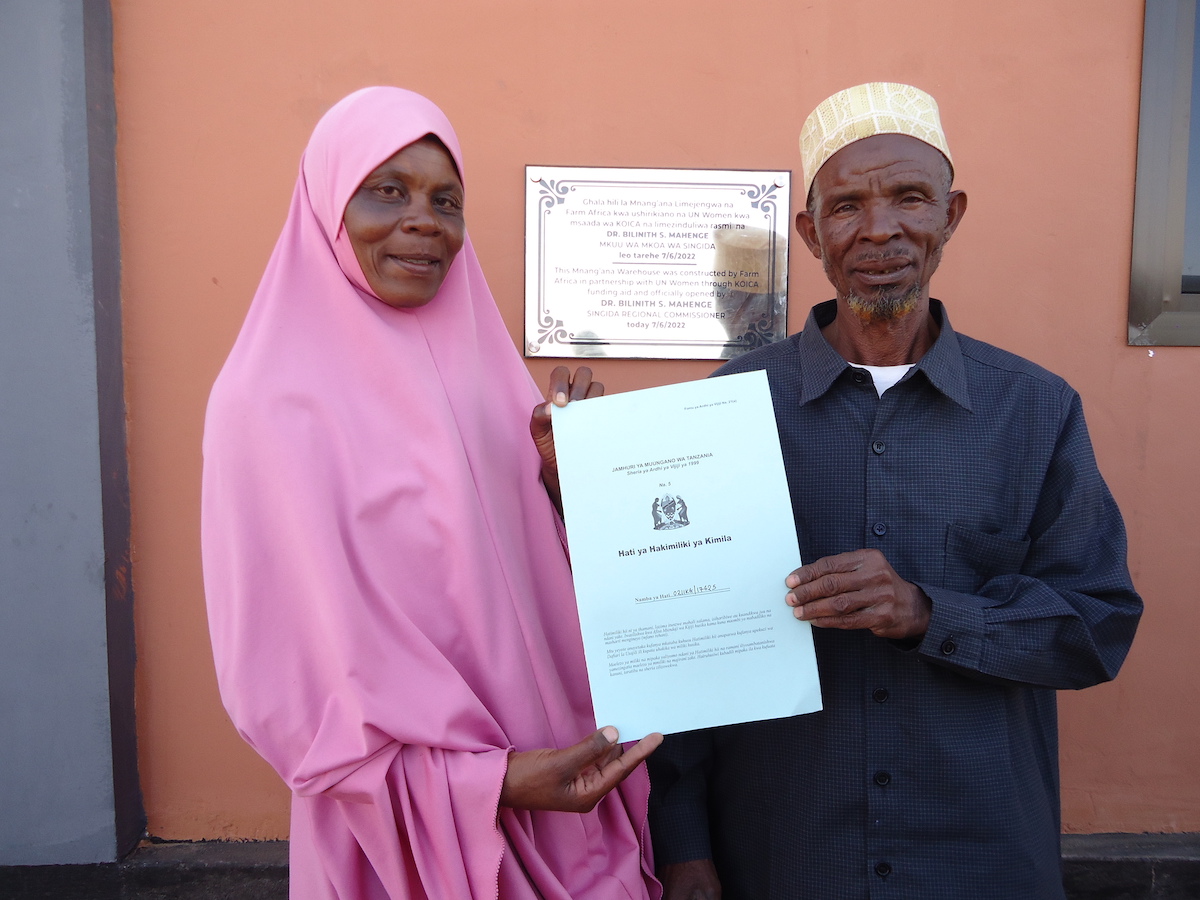 Zainab Hamis Hussein, a woman farmer in the Ikungi district of Singida region, holding her Certificates of Customary Rights of Occupancy (CCROs) with her husband, Ramadhan Muhamed Kifui. Photo: UN Women/Sohee Kim
