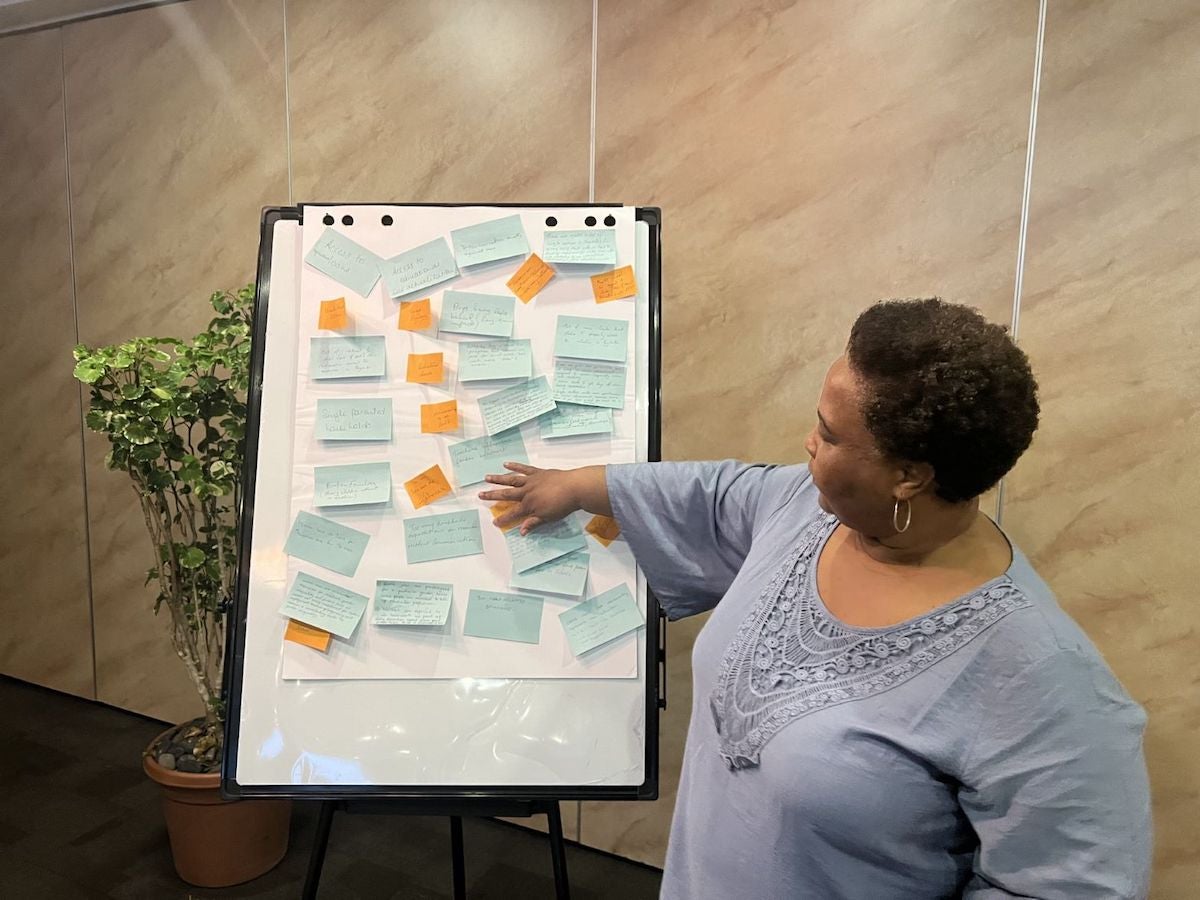 A participant reflecting on gender equality issues affecting the country on the final day of the workshop. Photo: Zahra Sheikh-Ahmed / UN Women. 