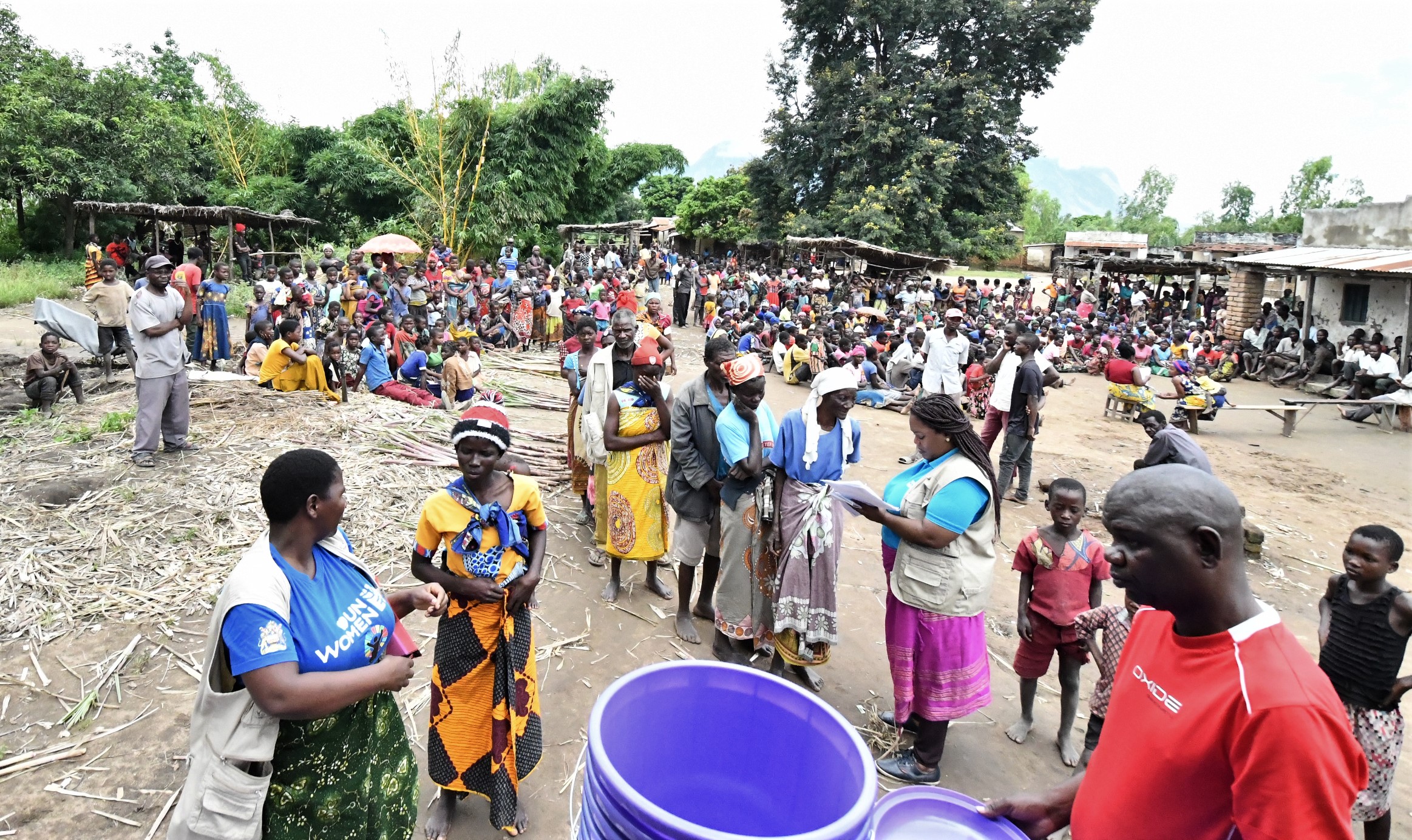 Cyclone Freddy affected families gathering as they wait for assistance in Malawi. Photo: UN Women