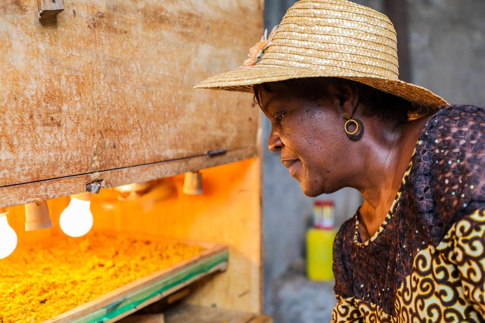 Mme Kulabuna nous montre le séchoir et le fumoir que AGRIKCOM a acheté grâce à l'appui d'ONU Femmes. Photo: ONU Femmes /  Marina Mestres Segarra.