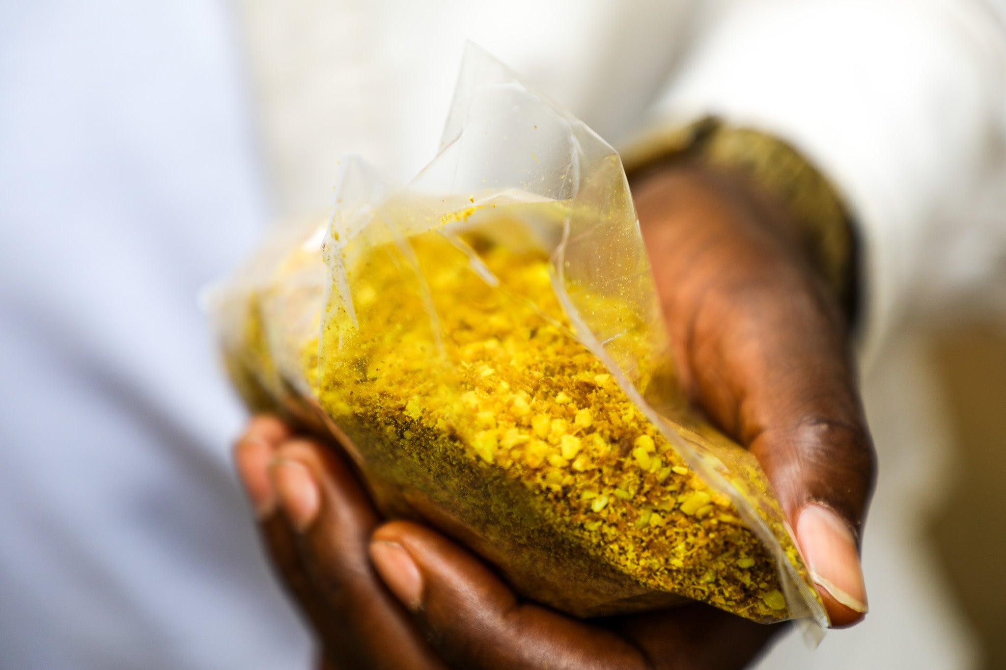 Les femmes produisent des chips de plantain, de la farine de manioc, du miel, des légumes, des chips de noix de coco et d'autres produits qui sont distribués dans la région par AGRIKCOM.. Photo: ONU Femmes /  Marina Mestres Segarra.