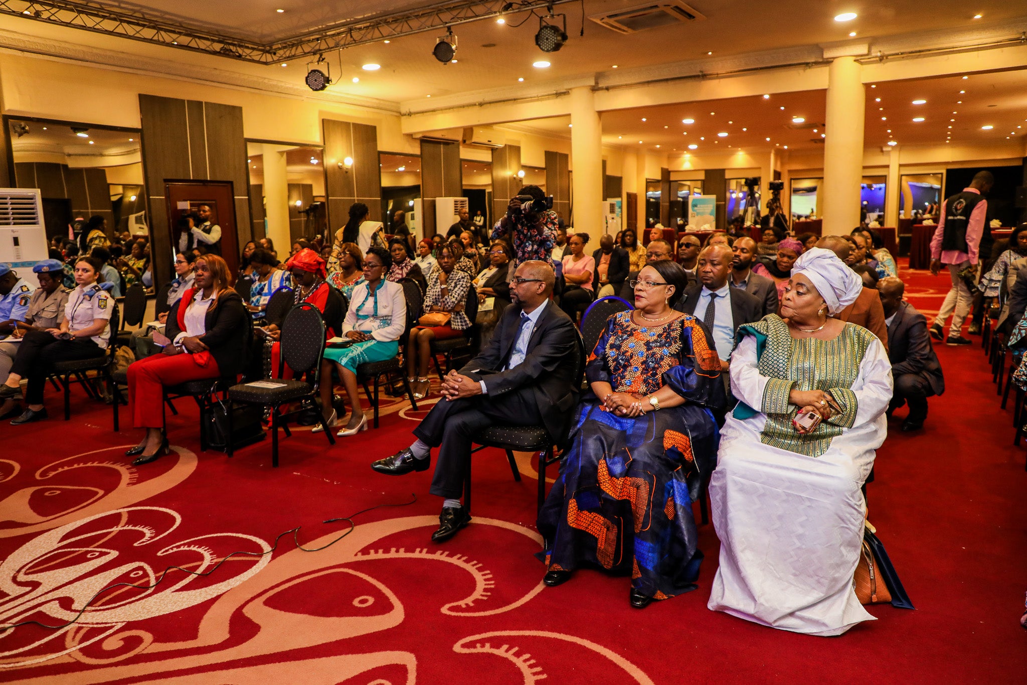 M Adama Moussa, Représentant Résident d'ONU Femmes RDC; S.E. Mme Mireille Masangu Bibi Muloko, Ministre du Genre, Famille et Enfant et Mme Marie-Louise Mwange, coordinatrice nationale du Réseau des femmes leaders africaines (AWLN) RDC. Photo: ONU Femmes / Marina Mestres Segarra.