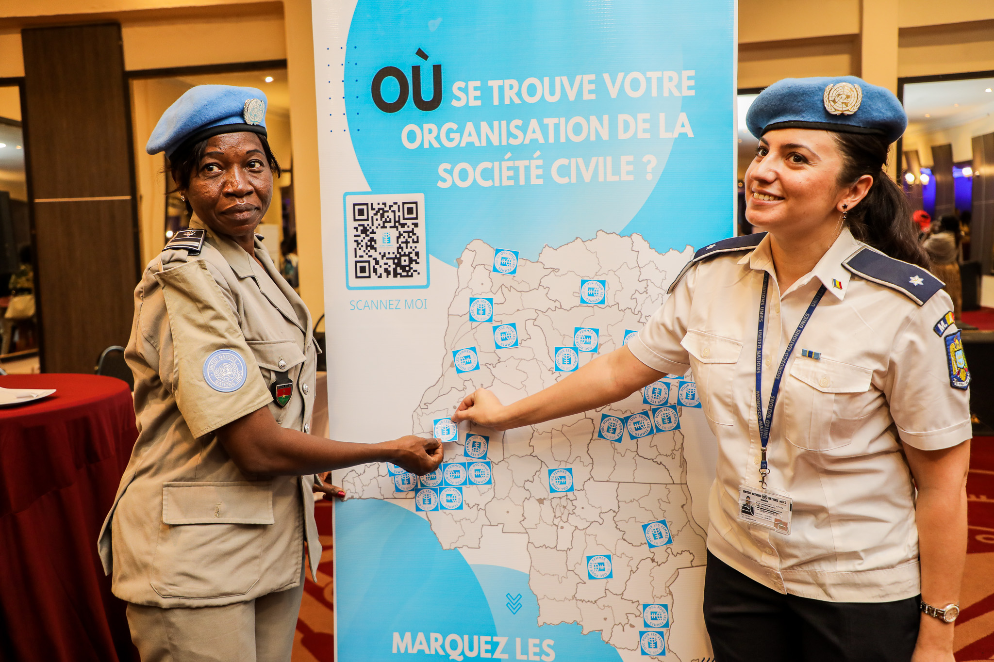 les 100 participant.e.s issu.e.s des ministères, des OSC féminines, des agences onusiennes et des pouvoirs publics ont eu la chance de coller des autocollants sur une carte de la RDC, pour montrer où interviennent leurs projets féminins respectifs