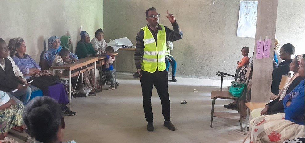 Mr. Djaleta, ISEE Project Manager, was in a discussion with some of the project beneficiaries. (Photo: UN Women/Geleta Kedir)