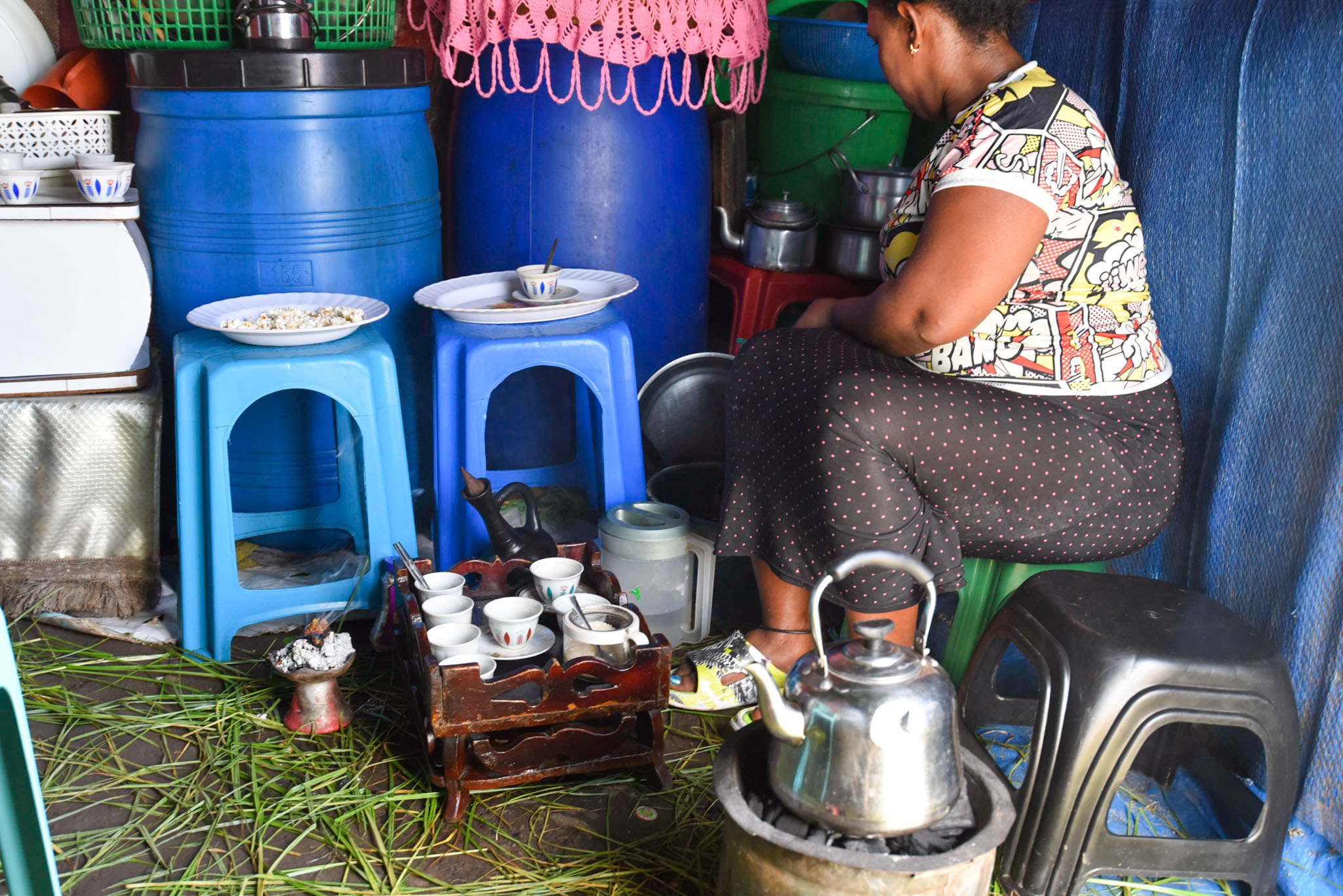 Almaz prepares the traditional coffee to serve her customers. (Photo: UN Women/Tensae Yemane)