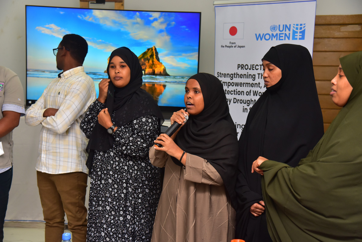 A participant asks a question during the CSO and WLO training session on GBV response mechanisms and reinforcing collective action in addressing gender disparities in Mogadishu (Photo: UN Women/James Ochweri) 