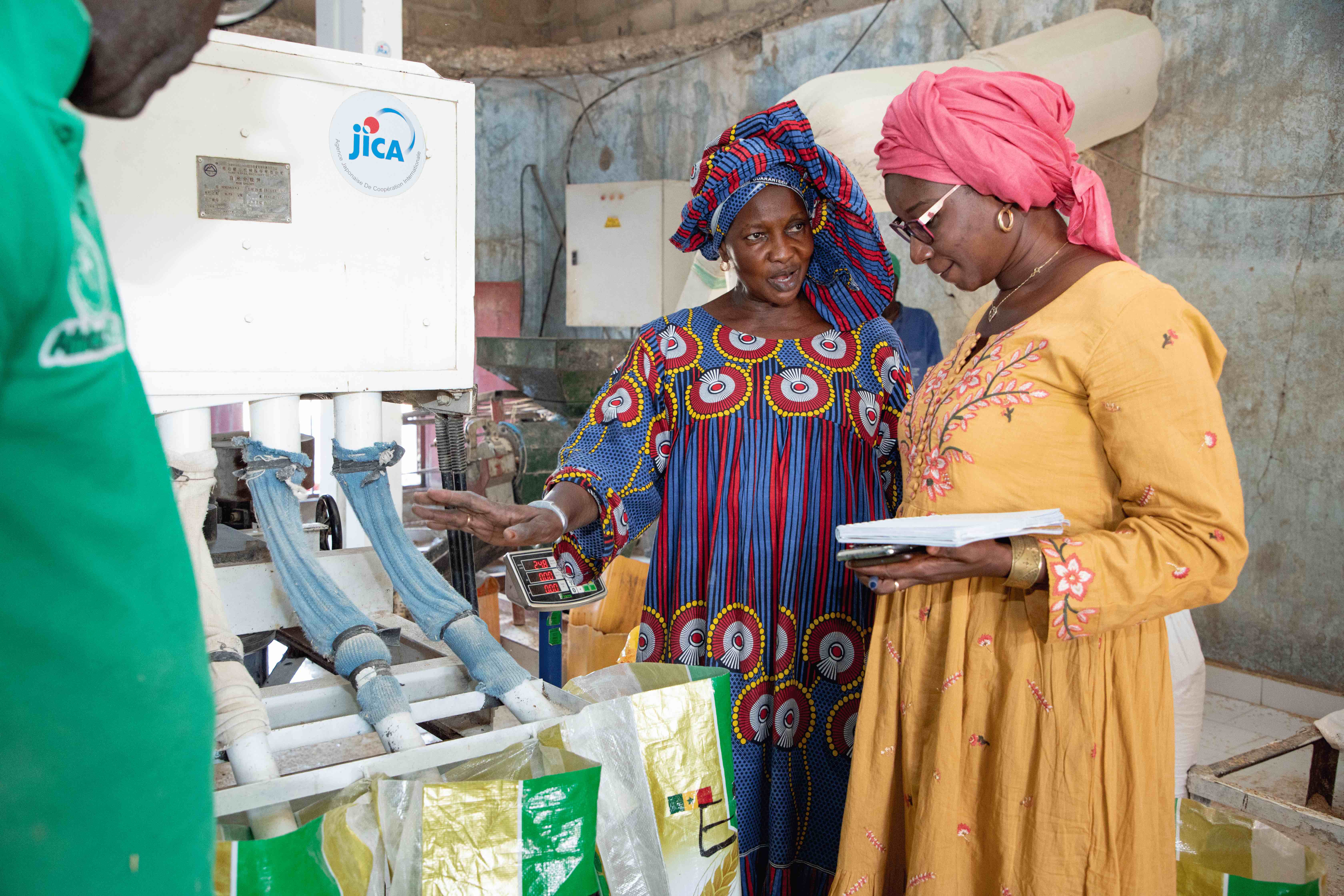 Fambaye DIOP, à l'intérieur de son unité de production, en compagnie d'un membre de l'équipe ONU Femmes Sénégal. Crédit Photo : Jean Baptiste Diouf, 2024, ONU Femmes.