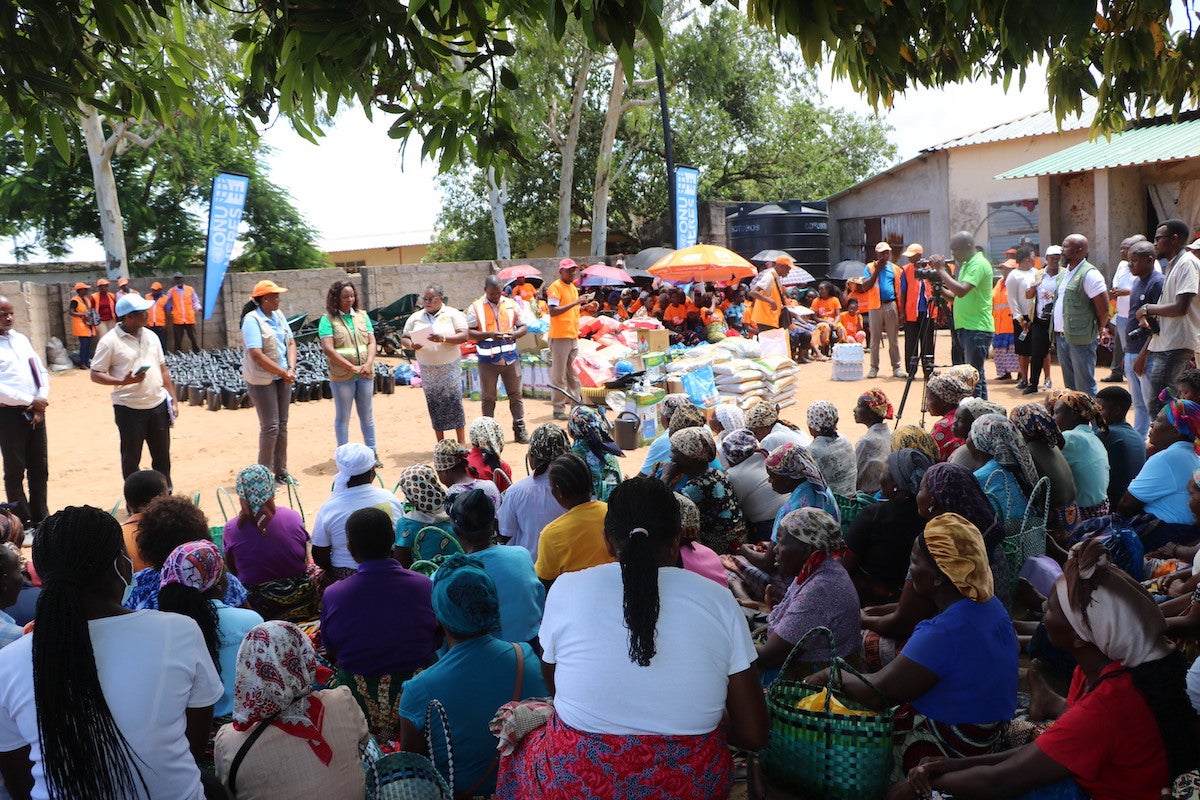 Handover of disaster preparedness and agriculture recovery kits at the Capelinha accommodation center in the KaMavota Municipal District. Photo: UN Women / Edson Rufai