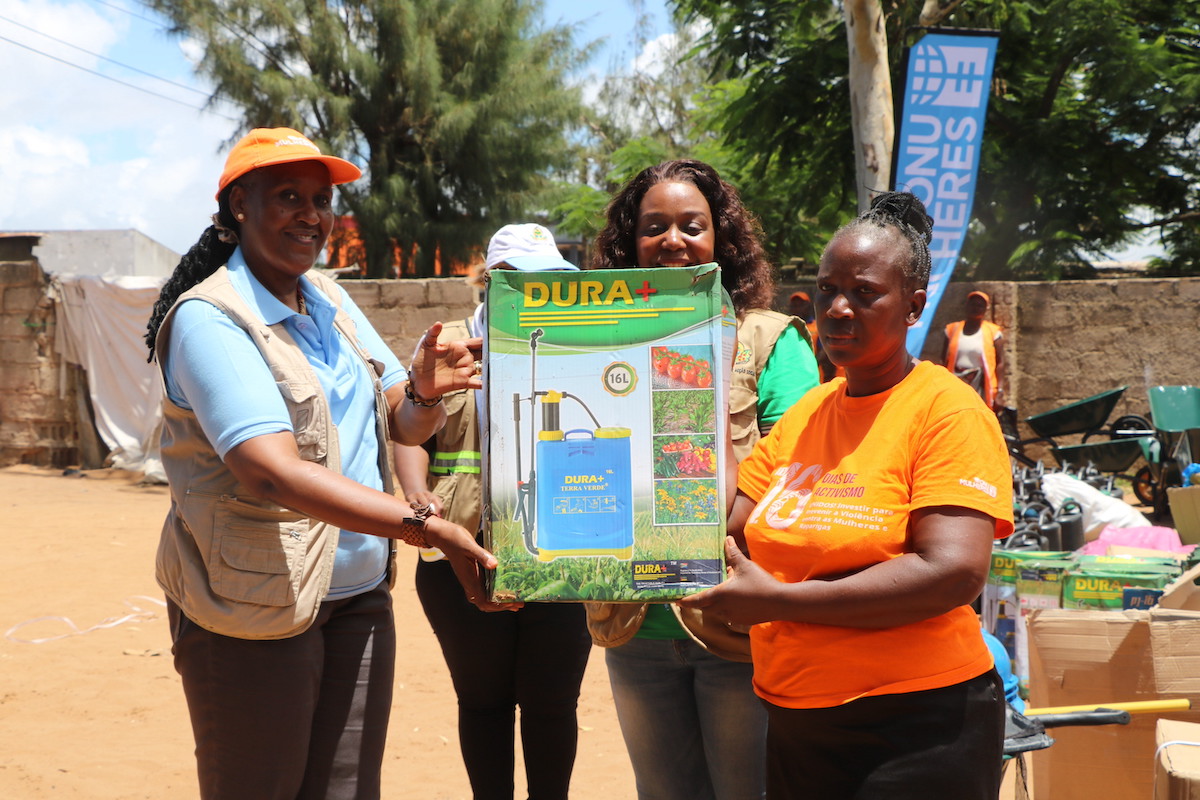  Mrs. Conceição Francisco (in the orange t-shirt) receiving the agriculture kits from the hands of the UN Women representative in Mozambique, Dr. Marie Laetitia. Photo: UN Women / Edson Rufai