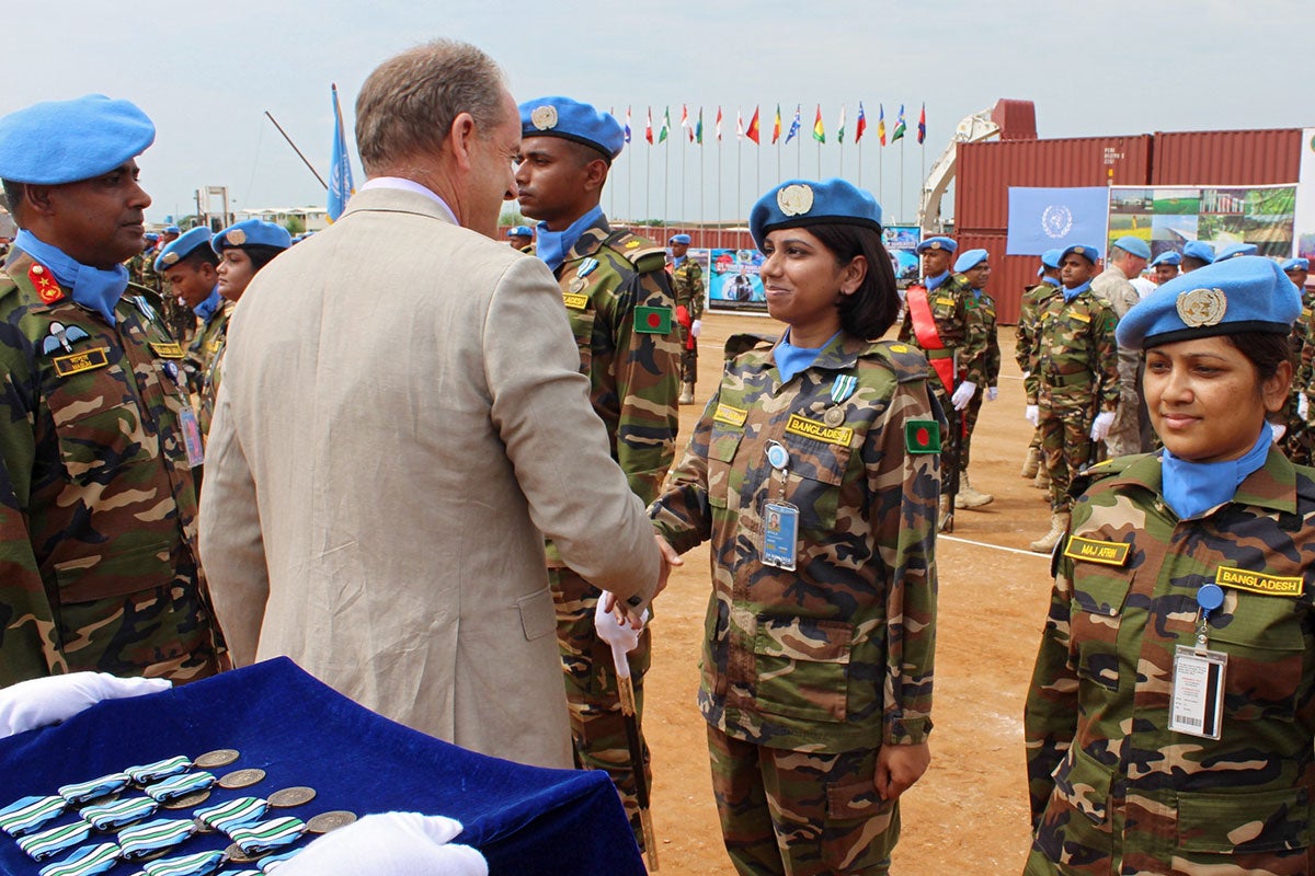 Lieutenant Colonel Rubana receives medal for serving with UN Peacekeeping in South Sudan. Photo: Bangladeshi Engineer Contingent (RPF-1)/ UNMISS