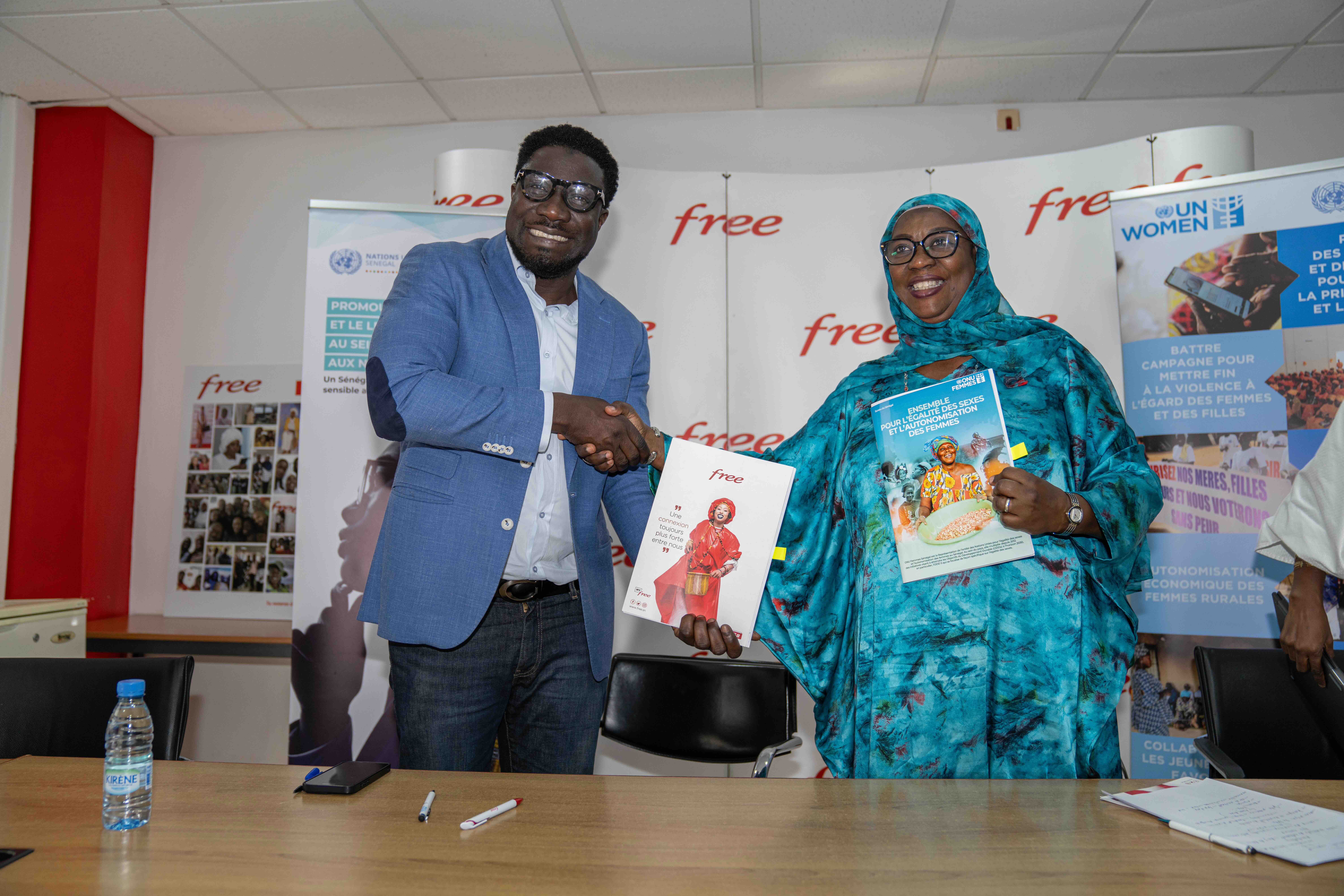 Poignée de mains entre Djénaba Wane Ndiaye, coordinatrice du bureau ONU Femmes Sénégal et Mamadou Mbengue, Directeur Général de Free Sénégal. Crédit photo : Jean Baptiste DIOUF / ONU Femmes / 2023